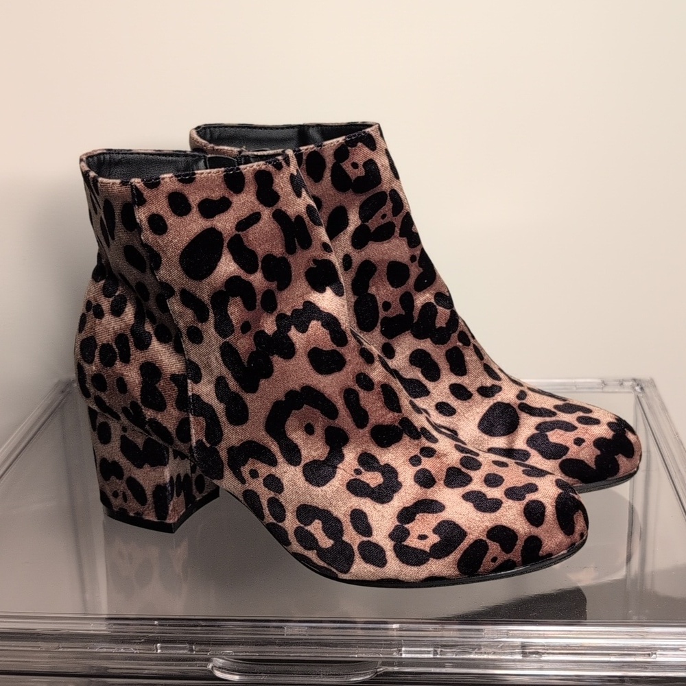A New Day Leopard Print Booties Side Zipper Edgy Chic Mob Wife Size 6.5 - Picture 3 of 11